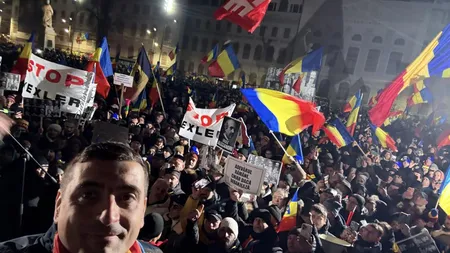 Revoltă în fața Guvernului! Românii sărăciți de Bolojan au ieșit cu miile în stradă: „Ne-am săturat de acești politicieni. Nu vrem să fim sclavii lor!”/ „Să-mi dea banii, e munca mea” / „Hoții!”