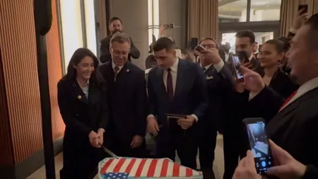 VIDEO Jurnaliștii americani îl umilesc pe George Simion după ce a tăiat un tort în forma Groenlandei și acoperit cu steagul SUA: ”O adunare a celor mai proști oameni din Congres. Un model de bikini și un fost huligan”