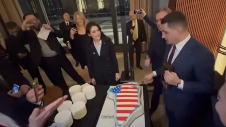 VIDEO George Simion, invitat în SUA de o organizaţie de extremă dreapta, taie un tort în forma Groenlandei, acoperit cu steagul american: 