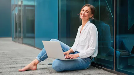 Mai multe companii din SUA au adoptat această politică neobișnuită. Angajații își lasă pantofii la intrare