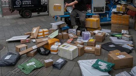 Taxa de 5 euro la coletele din afara UE schimbă regulile cumpărăturilor online. Ce trebuie să ştie românii care comandă pe internet