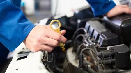 O femeie nu a făcut schimbul de ulei la mașină timp de trei ani. Reacția mecanicului a devenit virală pe TikTok