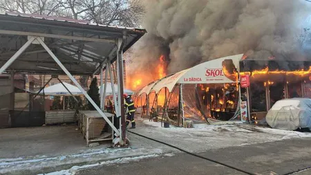 Incendiu la un restaurant din Craiova. Focul a cuprins și mai multe spații comerciale aflate în apropiere