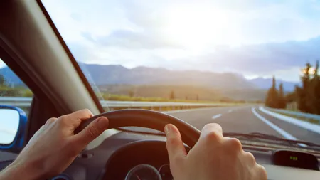 Un copil de 11 și-a lovit mama cu mașina! Femeia a fost prinsă între vehicul şi zidul unei clădiri