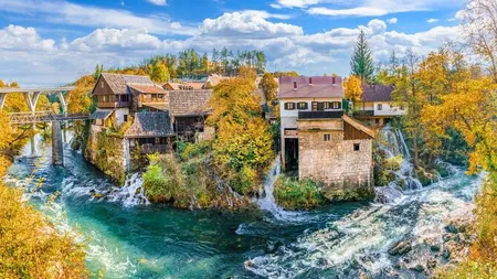 Locul de pe pământ unde natura și omul s-au unit: Satul european cu 23 de cascade la ferestrele caselor