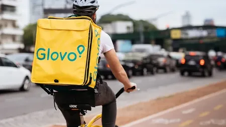 Curierii Glovo, acuzații grave de tratamente inumane și condiții de muncă dificile: „Sunt obligat să fac asta, ca să supraviețuiesc”