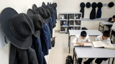 Şcoli închise după bombardamentele din Orientul Mijlociu. O rachetă a lovit o şcoală de fete, cel puţin 60 de morţi!