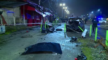 Accident ca în filme în Ilfov. Un bărbat de origine turcă a zburat cu mașina peste un sens giratoriu. Autoturismul s-a oprit pe acoperișul unui magazin