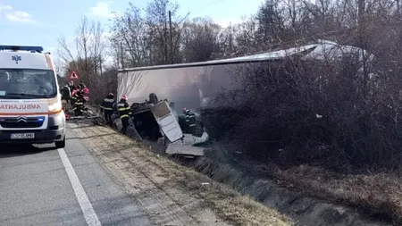 Accident grav pe DN6. Trei morți și o persoană încarcerată după ce un microbz de marfă și un ansamblu de vehicule s-au ciocnit