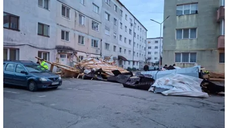 Acoperișul unui bloc, smuls de vântul puternic și aruncat peste mașinile parcate în zonă. Momente dramatice în Bistrița