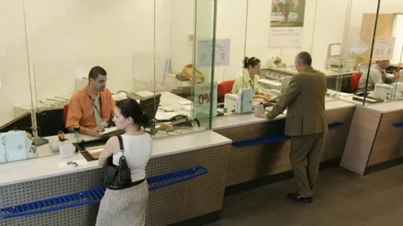 O bancă lansează o campanie de premii pentru pensionari în mijlocul unui scandal cu Guvernul Bolojan