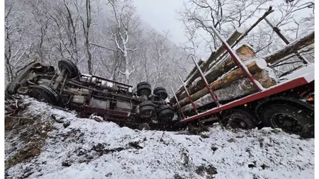 Momente șocante pe un drum înghețat din județul Sibiu. Un camion plin cu lemne a căzut într-o râpă. Șoferul a supraviețuit ca prin minune