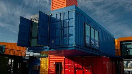 Amendă uriașă riscată de românii care locuiesc ilegal într-o casă din containere. Pot scoate din buzunar 100.000 de lei!