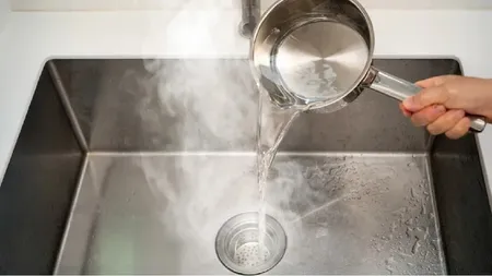 De ce este INTERZIS să scurgi apă fierbinte în chiuvetă. Această greșeală te poate costa scump