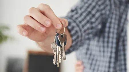 Capcana închirierii „la negru”: Ce riscuri există ca proprietari, de la imposibilitatea evacuării până la amenzile usturătoare pentru evaziune