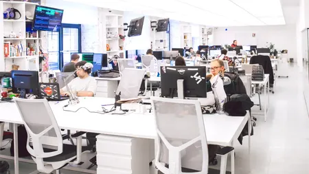 Ce salarii aşteaptă tinerii de azi atunci când se angajează în corporaţii, în comparaţie cu cât erau plătiţi în urmă cu 10 ani pe aceleaşi posturi