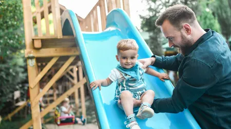 Cine sunt românii care pot beneficia de indemnizaţie de creştere a copilului. Care sunt condiţiile şi câţi bani pot primi