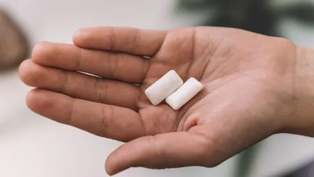 Guma de mestecat ajută la slăbit? Ce spun specialiștii despre acest obicei banal