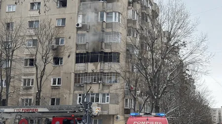 O persoană a suferit arsuri şi 30 de vecini au fost evacuaţi în urma unui incendiu într-un bloc din capitală.