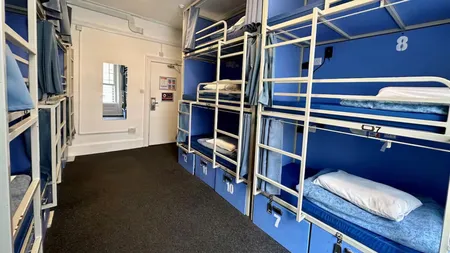 Cazare la prețul unei halbe de bere, în Londra, însă s-ar putea să ai colegi de cameră cu mai multe picioare: „Închisoarea pare mai confortabilă”