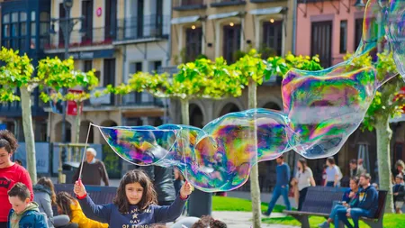 Vești bune pentru românii din Spania. Fiecare copil va primi o alocație de 200 de euro, care sunt condițiile