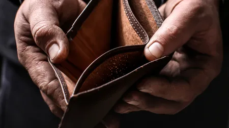 Un pensionar sărac a încasat o avere de la stat: Peste 100.000 de euro restanțe și o pensie de 1.400 de euro pe lună