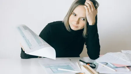 Țepele la asigurări RCA fac victime și în 2026. ”La fel și când cumpărăm un telefon ieftin și ne trezim că ne vine o cutie cu o plastilină înăuntru”