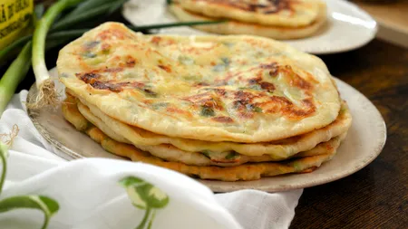 Cea mai simplă rețetă de plăcinte cu brânză și verdeață: Aluat fraged fără dospire și o umplutură generoasă