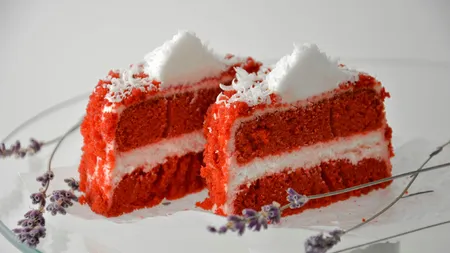 Red Velvet la oala cu presiune. Rețeta reinterpretată care îți permite să faci tort fără a folosi cuptorul