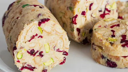 Rețetă de salam de biscuiți cu fistic și ciocolată albă. Acest desert cremos se face foarte ușor