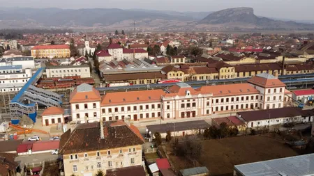 Orașul din România care dă 1.000.000 de euro pe salarii și 750.000 de euro pe ajutoare sociale. 100 de oameni, angajați la primărie