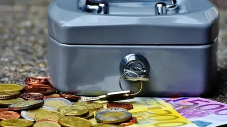 Românii, avertizați să își facă un fond de siguranță pentru criză. Care este suma minimă pe care ar trebui să o aibă pe card