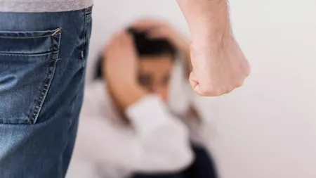 Agresorii care nu fac dovada consilierii psihologice vor primi amenzi de până la 10.000 de lei. Măsura a fost deja adoptată de Camera Deputaților