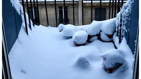 Ce amenzi riscă românii care aruncă zăpada de pe balcon direct pe trotuar. Avertismentul autorităților