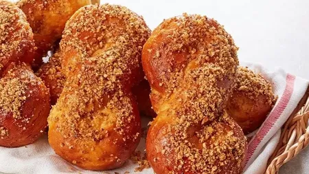 Rețeta celor mai buni mucenici moldovenești: Cum obții aluatul care se topește în gură, exact ca la bunica