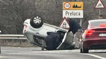 Șofer de 75 de ani, la spital după ce s-a răsturnat cu mașina