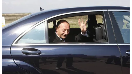 Preţul carburanţilor sare în aer. Traian Băsescu le cere românilor să renunţe la maşini: 