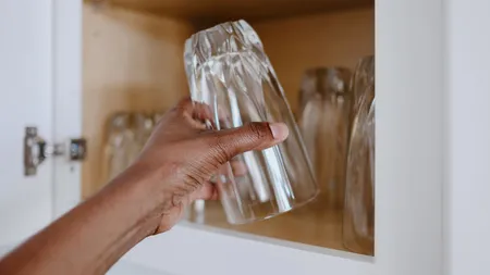 Tu cum depozitezi paharele? Iată motivul pentru care cănile și paharele ar trebui ținute cu susul în jos