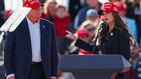 Trump a demis-o pe secretara pentru securitate internă, Kristi Noem, şi anunţă o nouă schimbare de regim: 