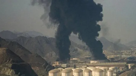 Război în Golf. Iranul a lovit două fabrici de aluminiu din Bahrein şi EAU. Aeroportul din Kuweit, ţinta unor atacuri cu drone