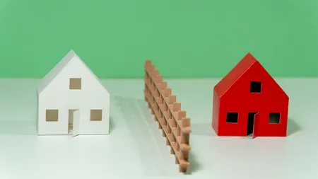 Cine este obligat prin lege să plătească gardul dintre vecini? Ce faci dacă cel de lângă tine refuză să dea un leu