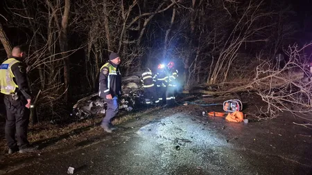 Imagini cumplite de la accidentul din Neamț, cu 4 morți și 3 răniți. Unul dintre șoferi a murit de ziua lui, celălalt ar fi trebuit să împlinească 20 de ani mâine. Un bebeluș de 5 luni a rămas orfan de ambii părinți VIDEO