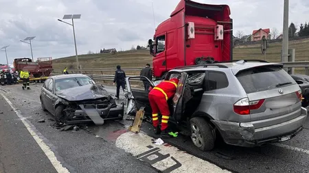 Accident grav în Suceava. 4 răniți, o victimă descarcerată de pompieri. Traficul este complet blocat