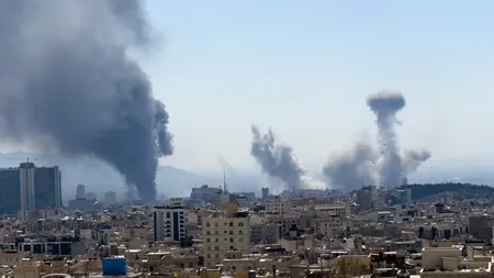 SUA și Israel au bombardat intens sediul Adunării Experţilor. Este locul unde liderii iranieni urmau să desemneze succesorul lui Ali Khamenei VIDEO