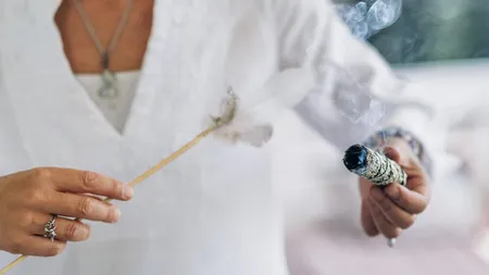 8 semne că energia negativă te „mănâncă” de viu. Când trebuie să-ți asculți corpul și mintea