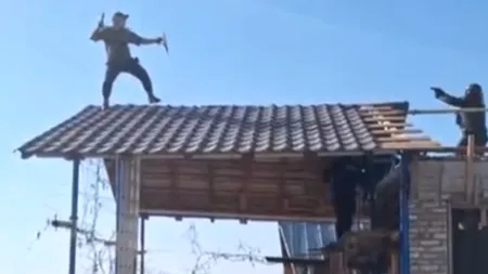 S-a crezut gladiator! Un bărbat din Argeș s-a urcat pe acoperișul casei cu sabie și scut și a început să amenințe mascații de la SAS. Polițiștii l-au împușcat, însă rănile nu-i pun în pericol viața VIDEO