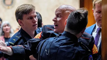 VIDEO Veteran al Puşcaşilor Marini, dat afară dintr-o şedinţă a unei subcomisii a Congresului pentru proteste împotriva războiului din Iran. Trei poliţişti şi un senator republican au tras de bărbatul care urla 