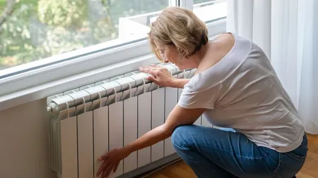 Ce să faci dacă ai caloriferele reci în partea de jos. Costă doar câțiva lei și durează câteva minute