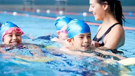Cursuri de înot pentru copiii din România după modelul campionului care l-a interpretat pe Tarzan. Totul despre programul „Johnny Weissmuller”