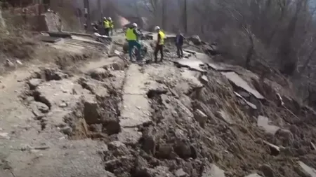 În judeţul Vâlcea, 79 de case au rămas izolate după ce un drumul s-a rupt din cauza ploilor. Primarul spune că sunt soluţii, dar nu are bani, fără ajutorul Guvernului